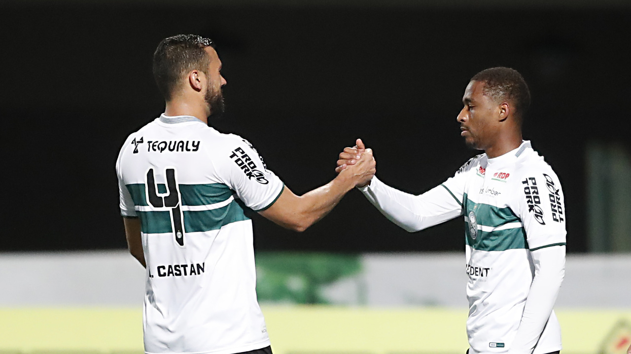 Jogadores do Coritiba comemoram gol na Série B