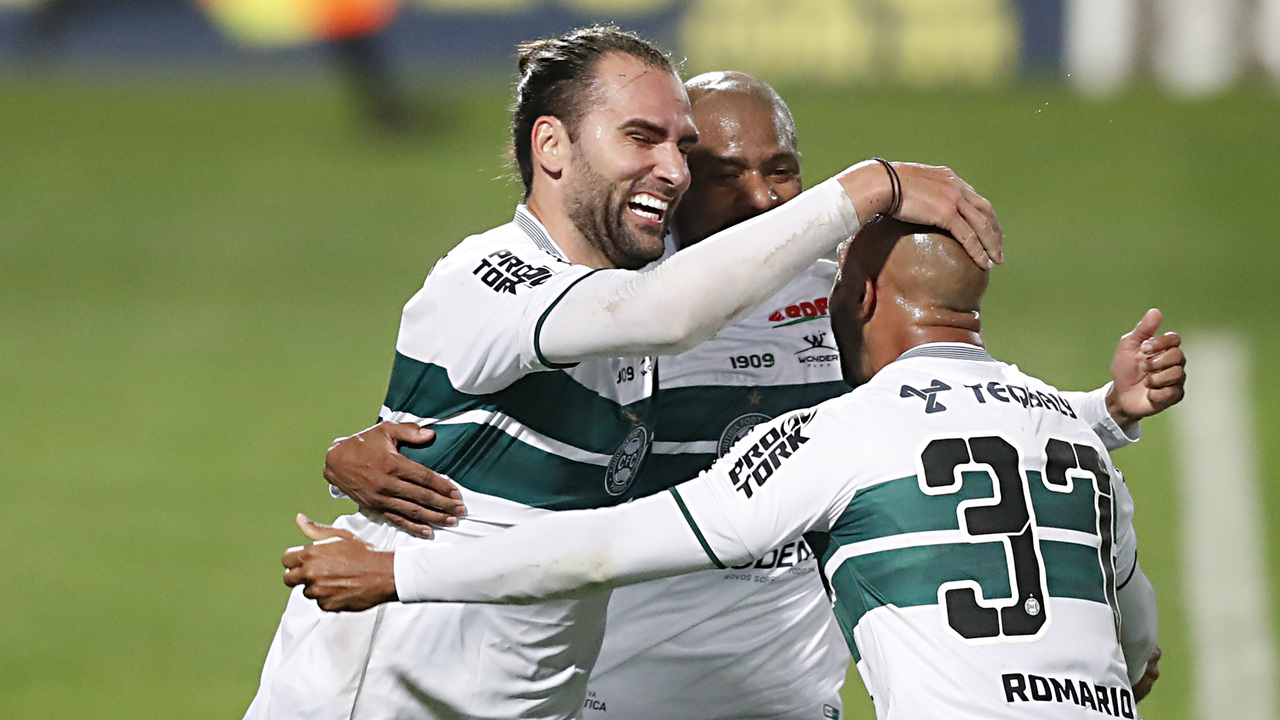 Léo Gamalho comemora gol pelo Coritiba