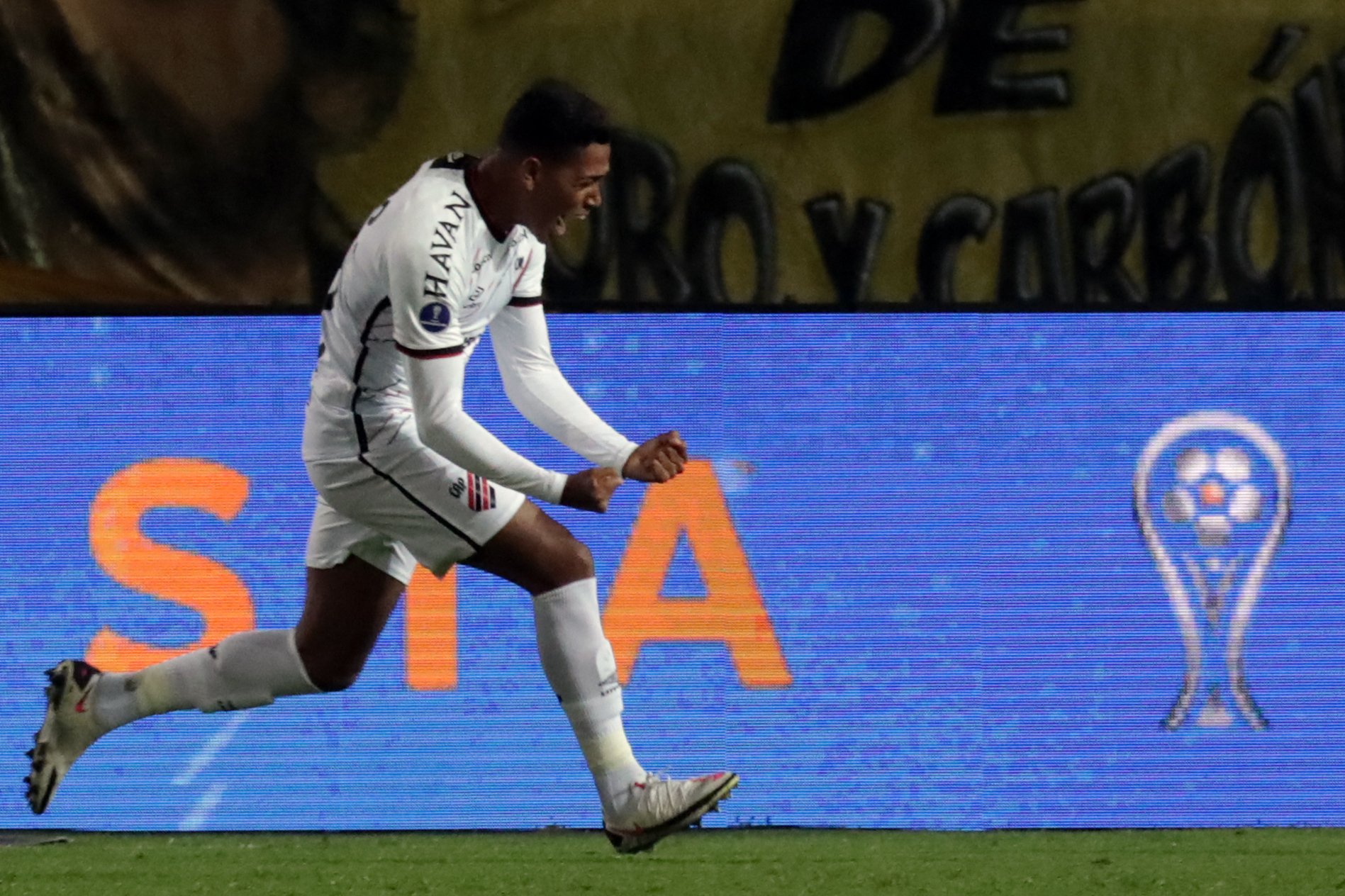 Pedro Rocha comemora gol pelo Athletico na Sul-Americana