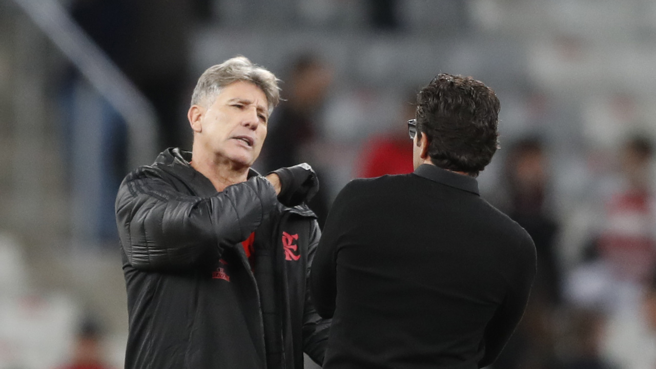 Renato Gaúcho e Alberto Valentim, técnicos de Flamengo e Athletico, se cumprimentam