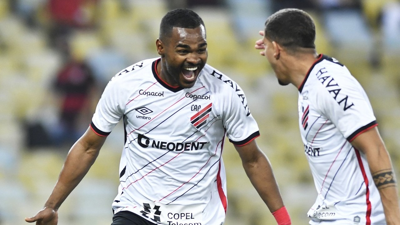 Nikão comemora gol no Maracanã