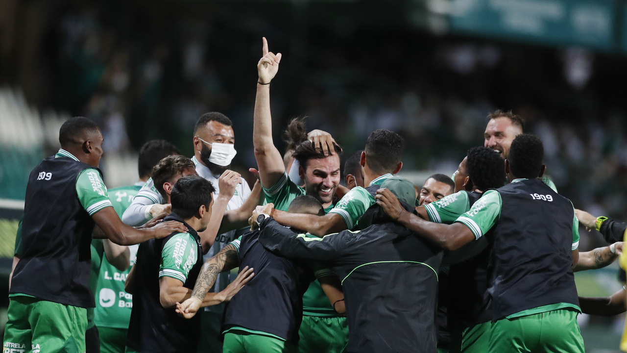 Jogadores do Coxa comemoram gol de Léo Gamalho contra o Operário