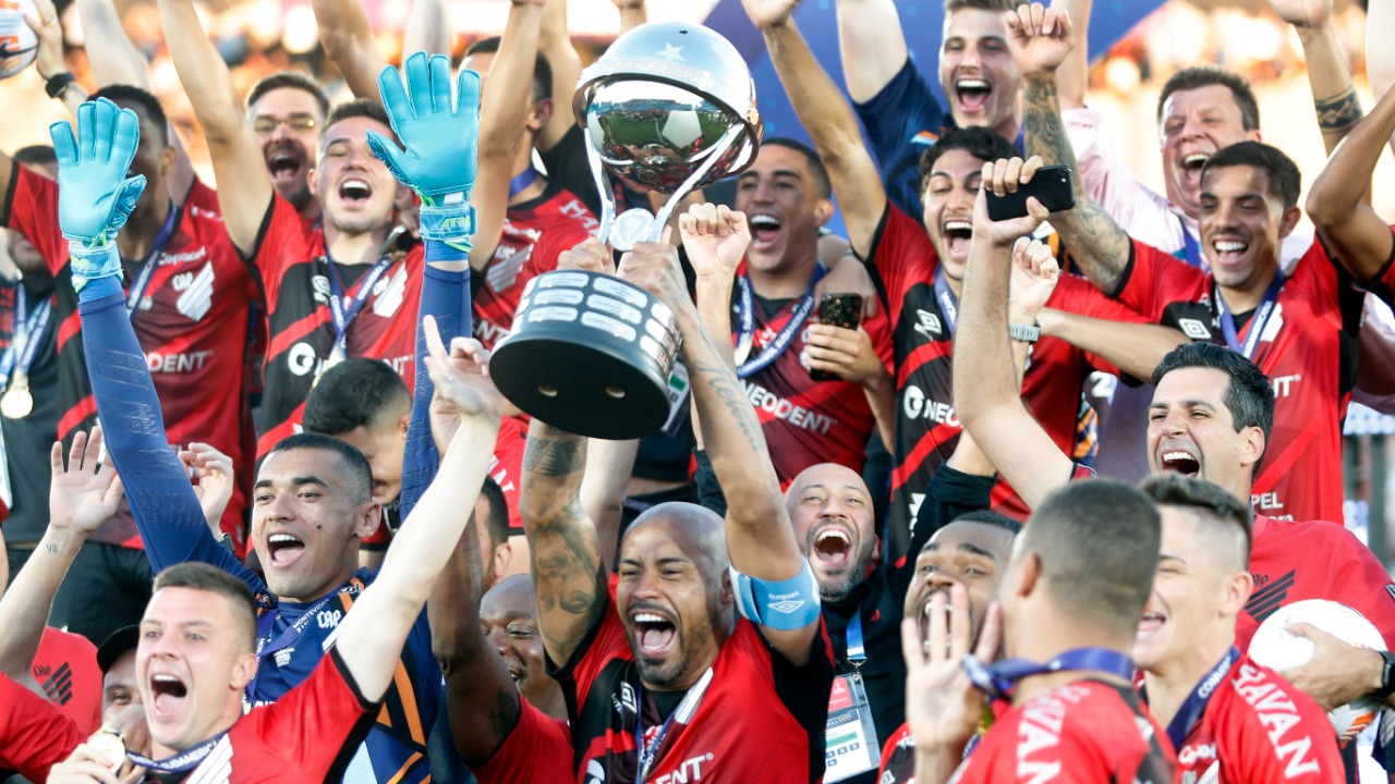Thiago Heleno ergue taça da Sul-Americana pelo Athletico. Foto: Albari Rosa/Foto Digital/UmDoisEsportes.