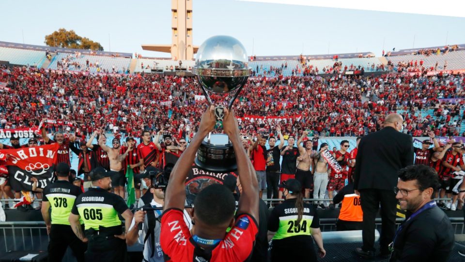 Atlético é multado por infrações em jogo da Copa Sul-Americana