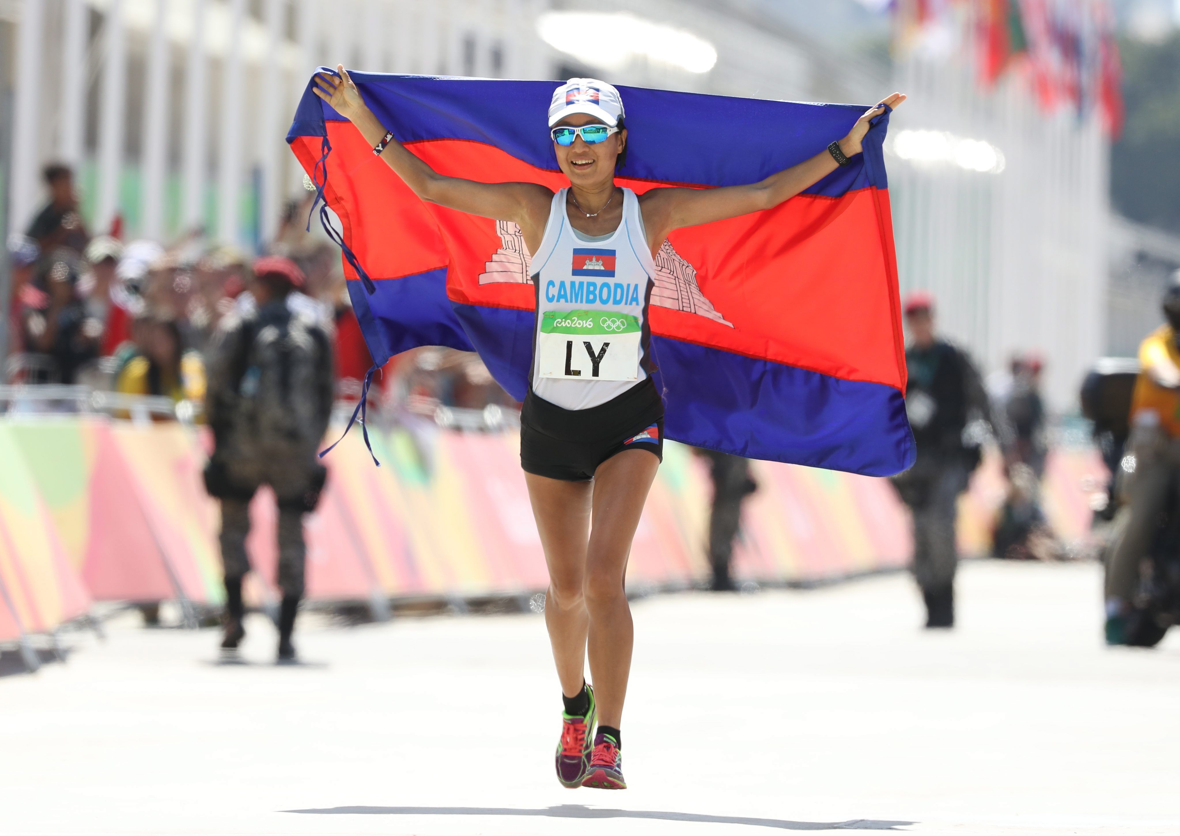 Nary Ly completa a maratona olímpica no Rio 2016