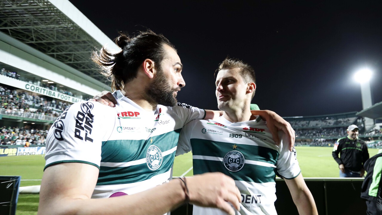 Léo Gamalho e Henrique, jogadores do Coritiba