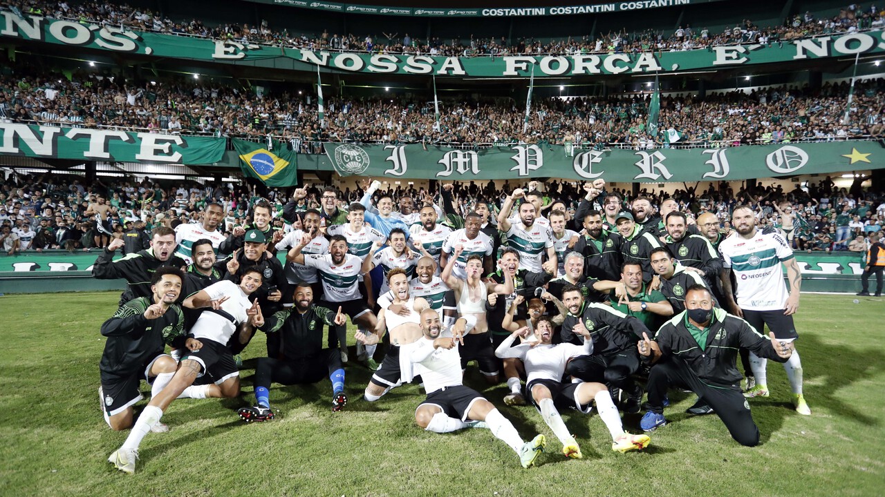 Jogadores do Coritiba comemoram com a torcida a volta à Série A, em 2021.