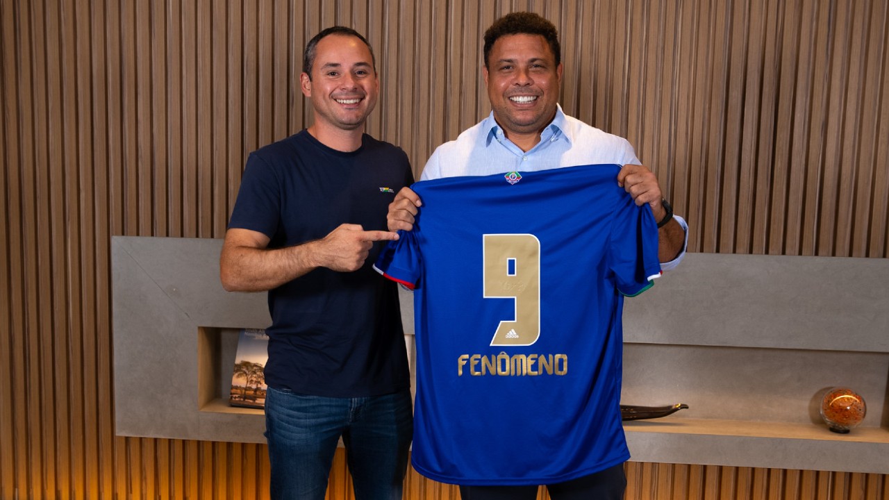 Ronaldo posa com a camisa do Cruzeiro