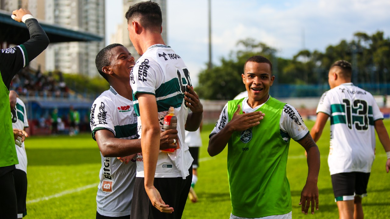 Jogadores do Coritiba comemoram gol na Copinha