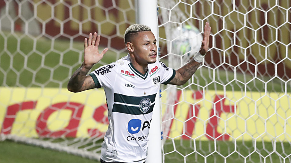 Neilton em ação pelo Coritiba