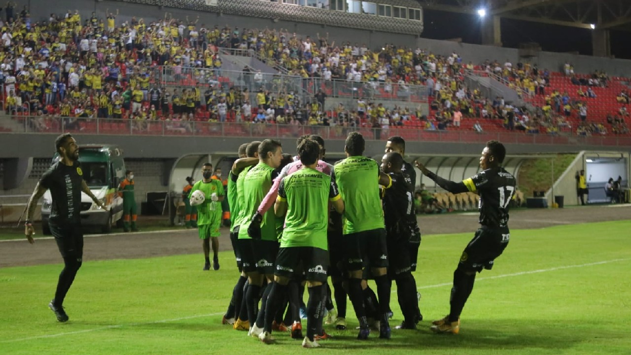 Jogadores do Cascavel comemoram gol em cima do União Beltrão