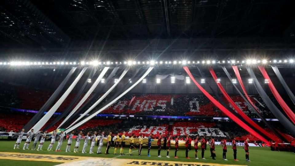 Times de Atlético-MG e Athletico perfilados na final da Copa do Brasil