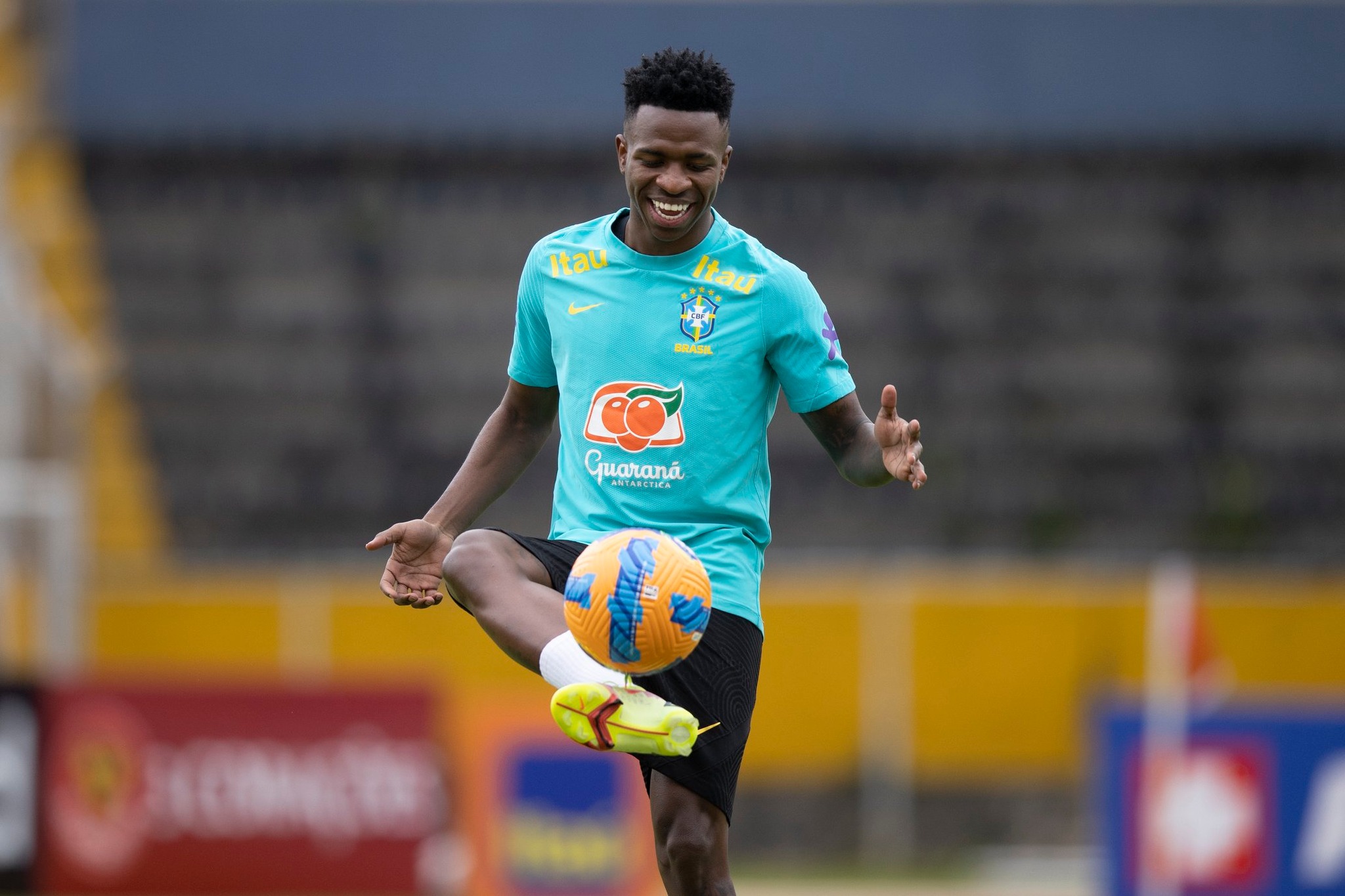 Seleção treina com seis mudanças antes de enfrentar o Paraguai
