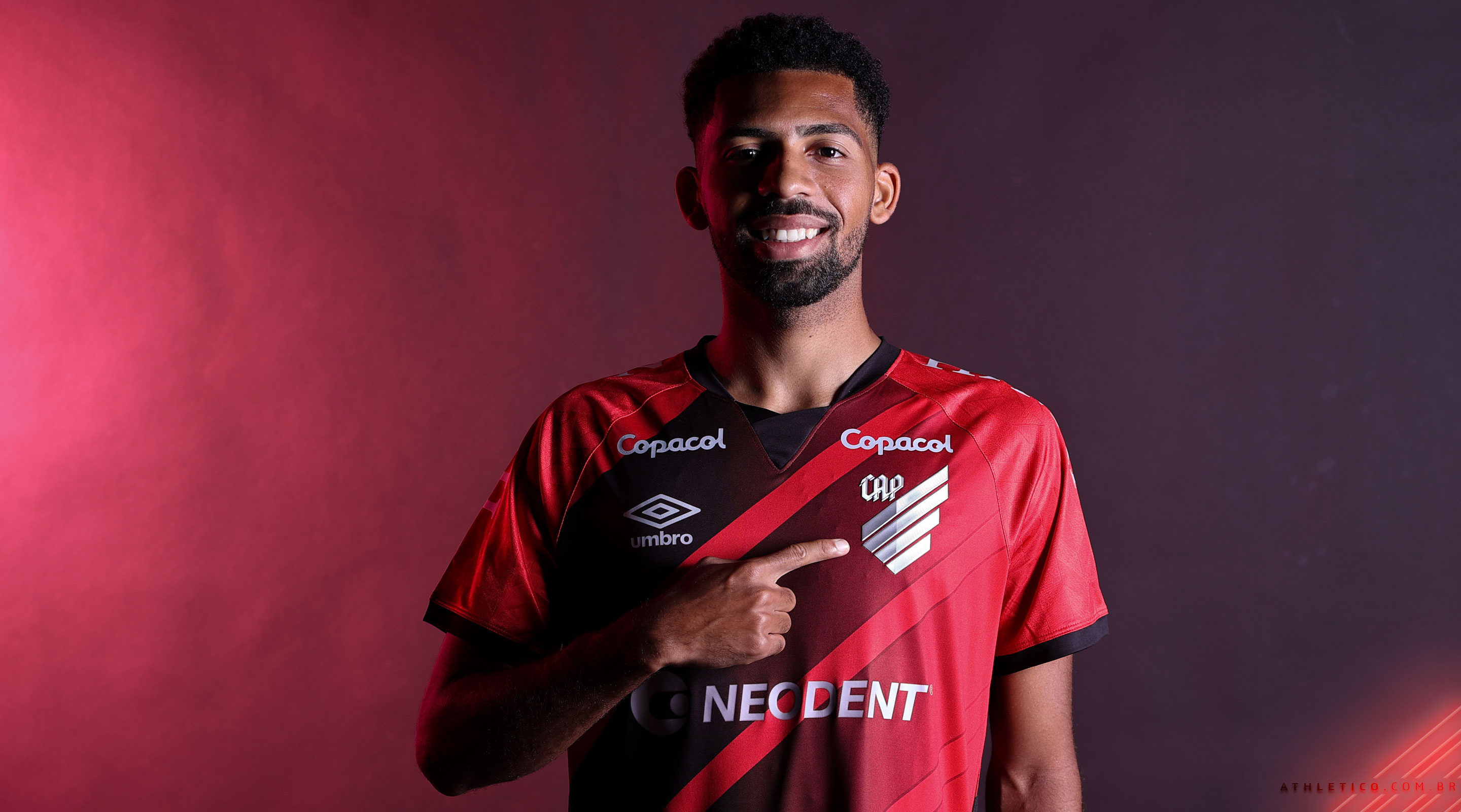 Volante destaca experiência com Messi e busca pela “volta por cima” no Athletico