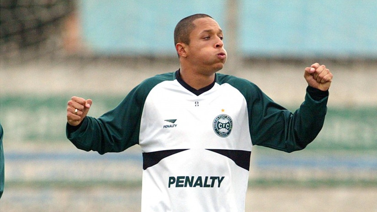 Adriano diz que tem vontade de se aposentar no Coritiba