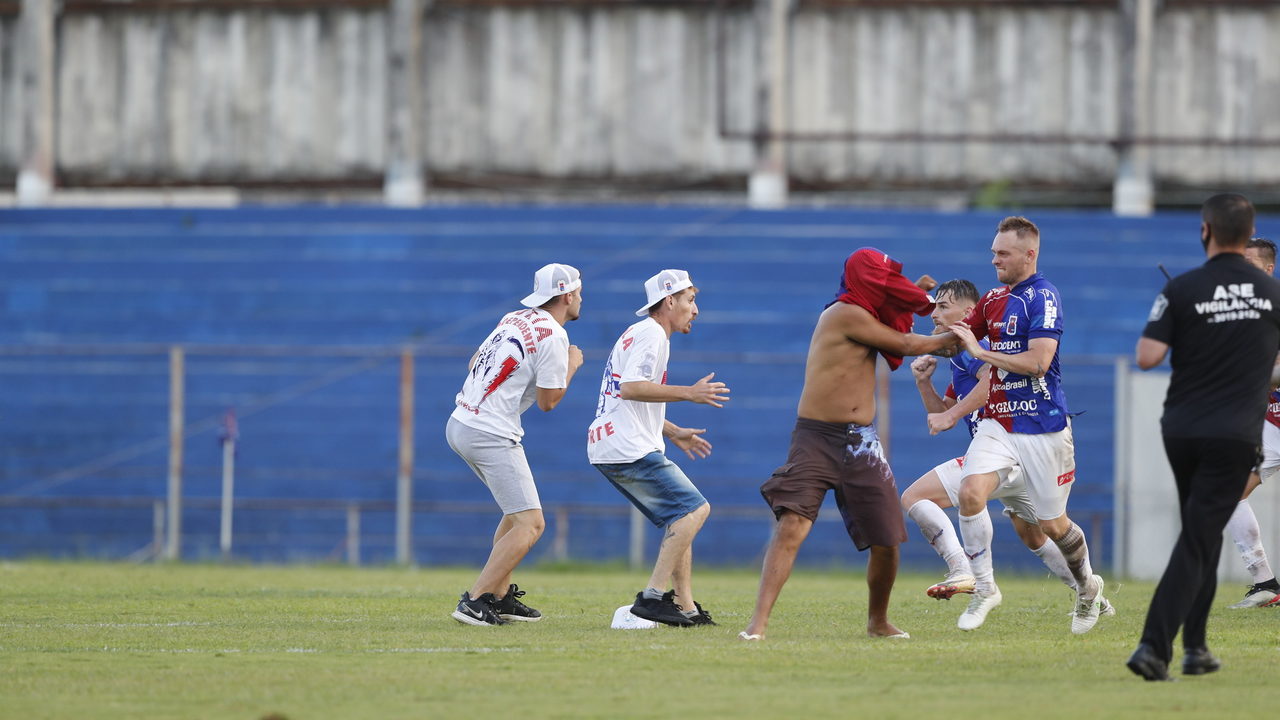 Torcida do Paraná invade a Vila Capanema