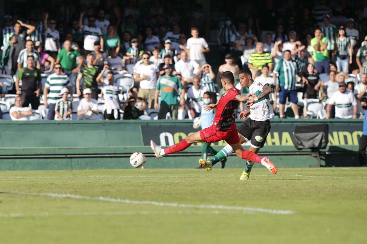Alef Manga na finalização do gol contra o Athletico