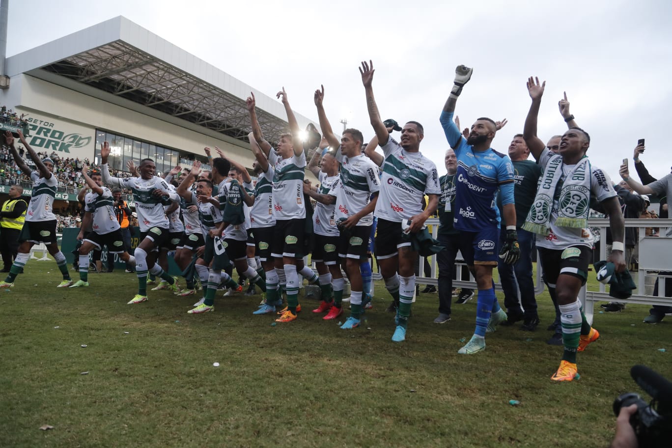 Jogadores do Coritiba fazem festa com a torcida no Couto Pereira