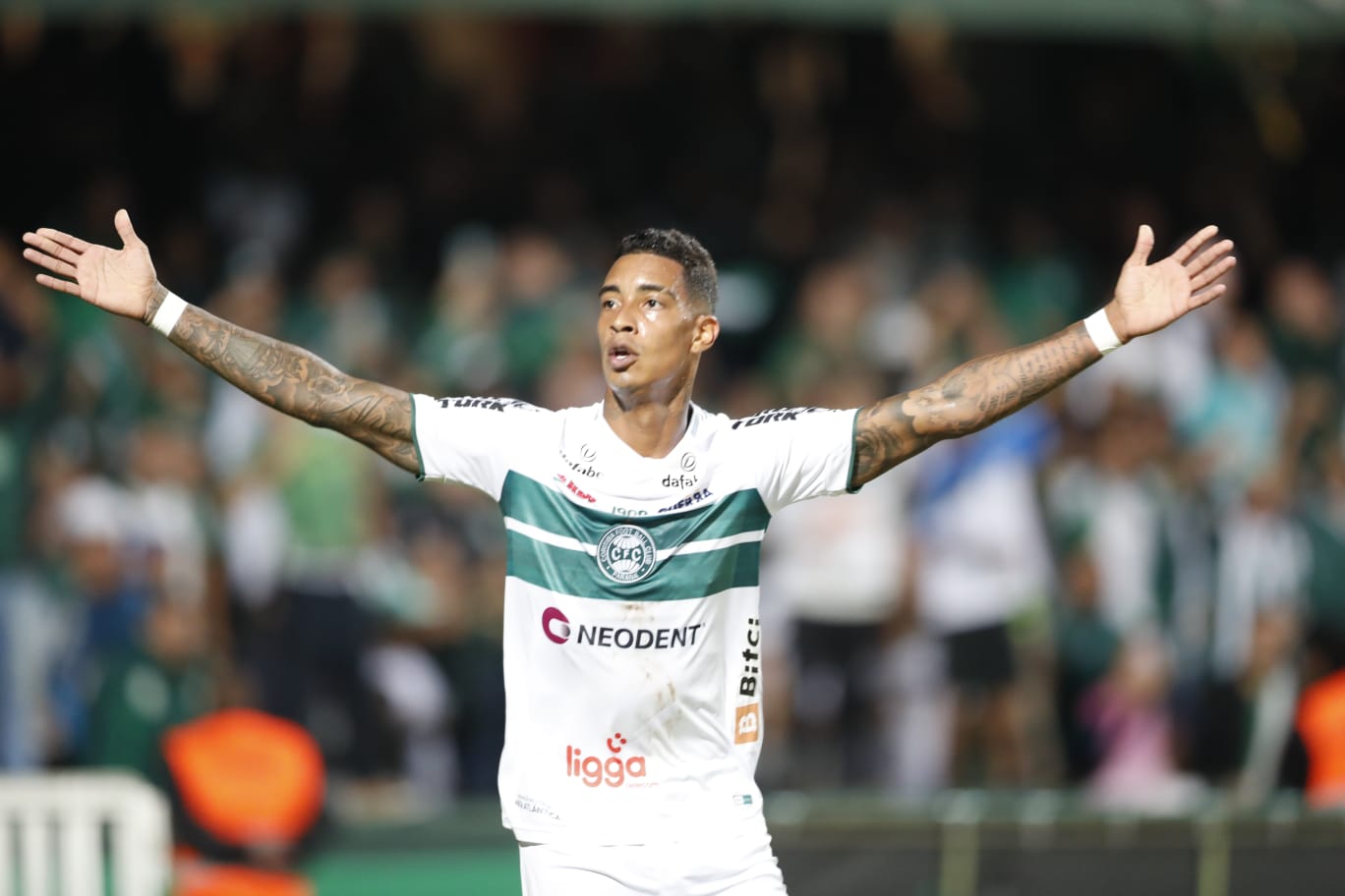 Alef Manga comemora gol contra o Santos