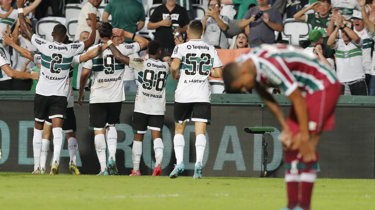 Jogadores do Coritiba comemoram gol contra o Fluminense