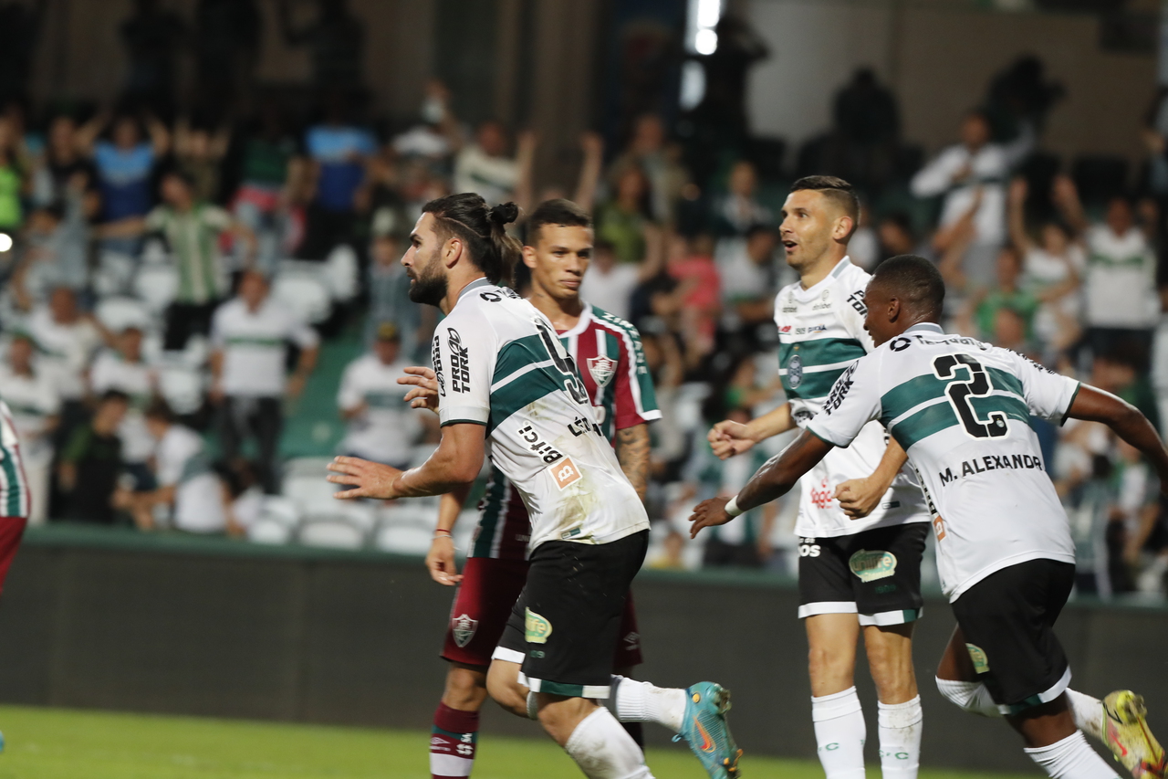 Léo Gamalho comemora gol do Coritiba contra o Fluminense