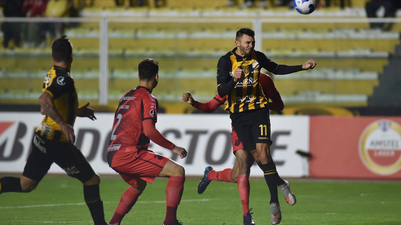 Lance do gol do The Strongest em cima do Athletico