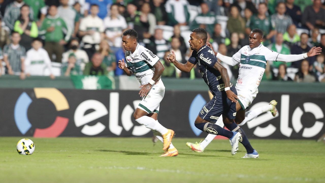 Lance de Coritiba x Santos, pela Copa do Brasil, no Couto Pereira