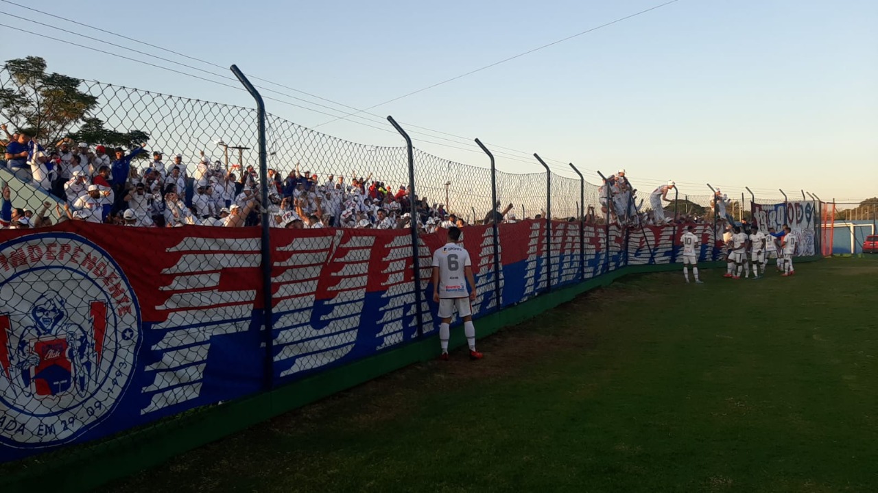 Jogadores do Paraná comemoram gol contra o Cianorte