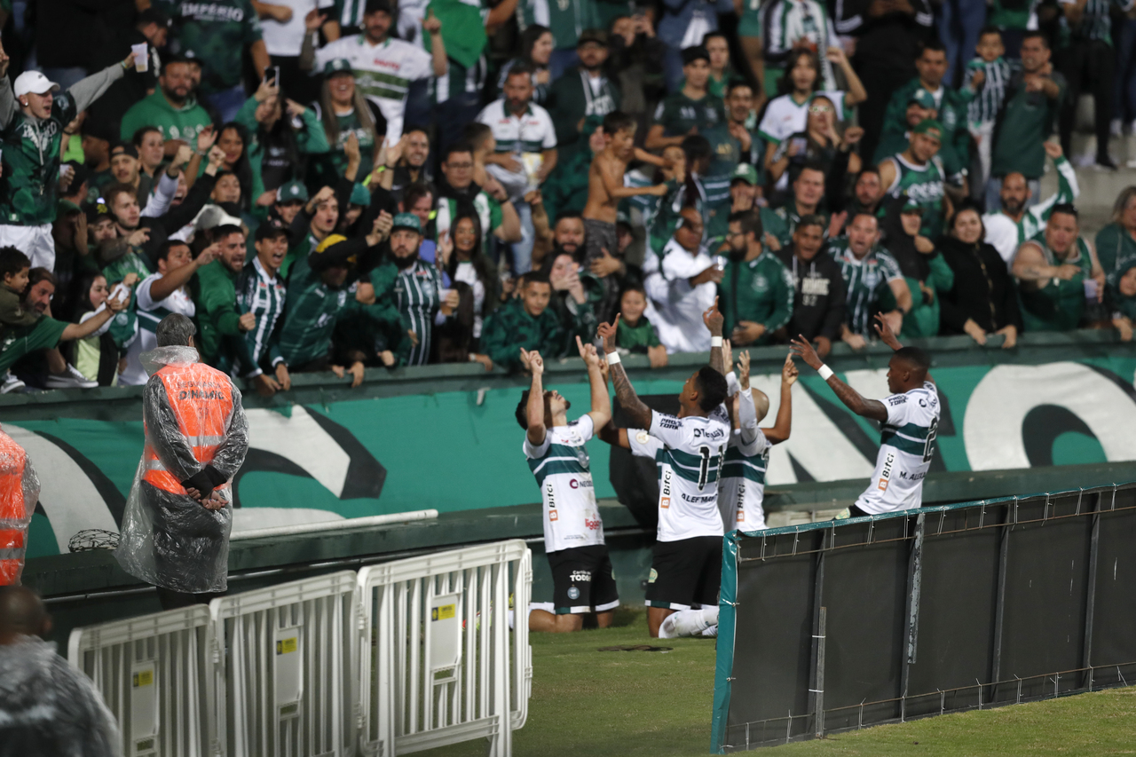 Jogadores do Coritiba comemoram gol com a torcida no Couto