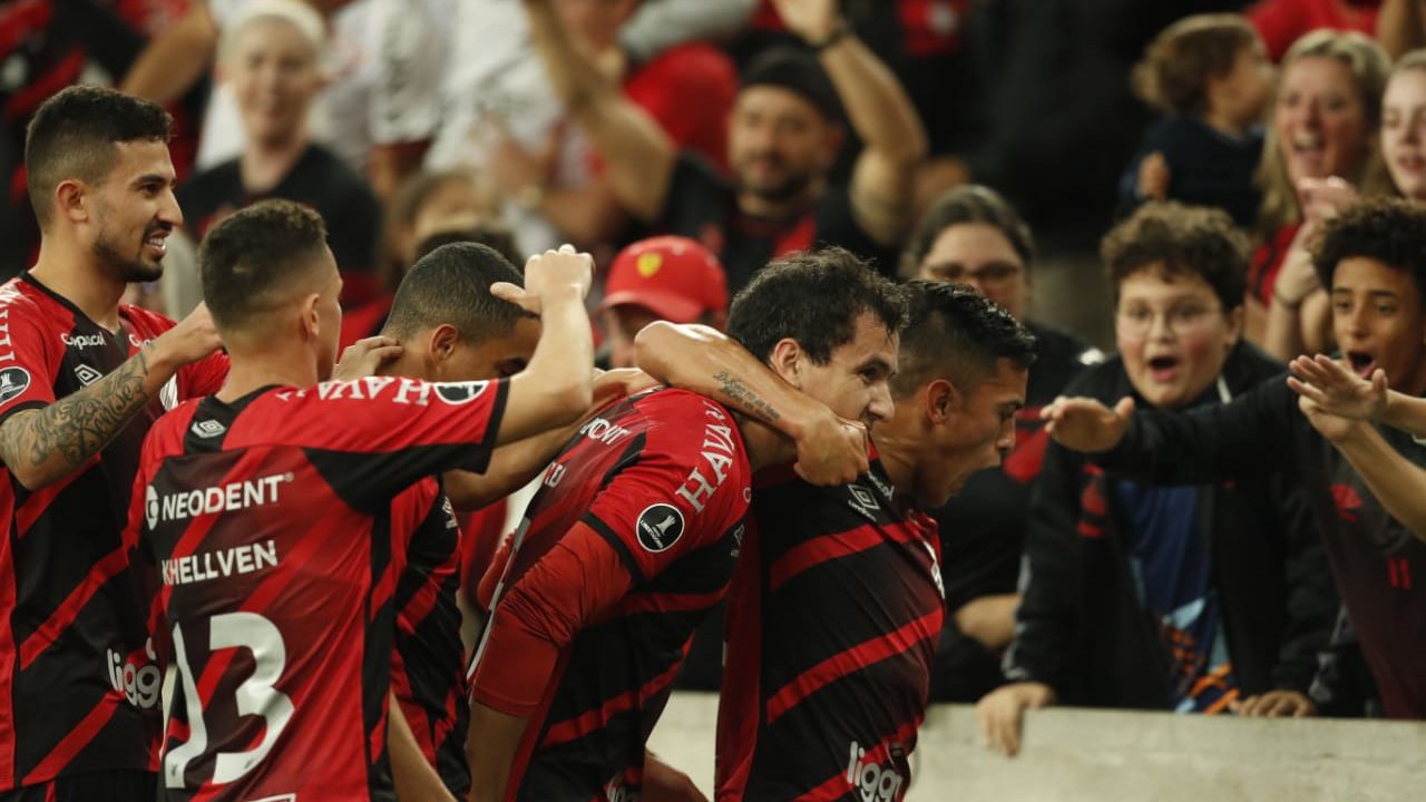 Jogadores do Athletico comemoram gol de Pablo contra o Caracas