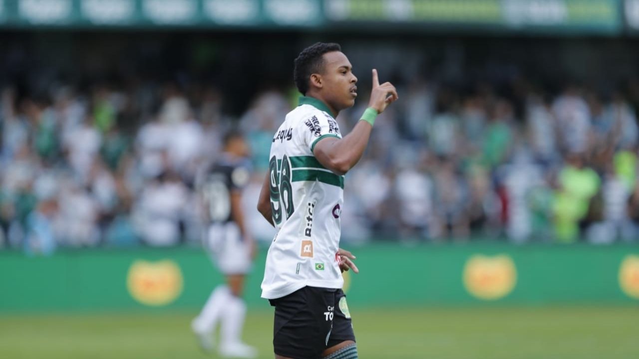 Igor Paixão comemora gol pelo Coritiba