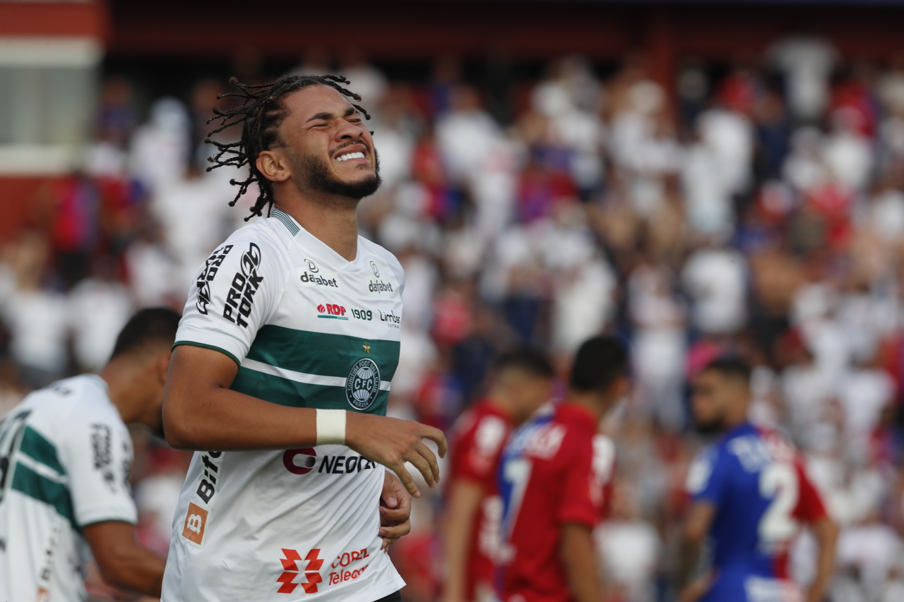 Luizão lamenta gol perdido em jogo do Coritiba contra o Paraná