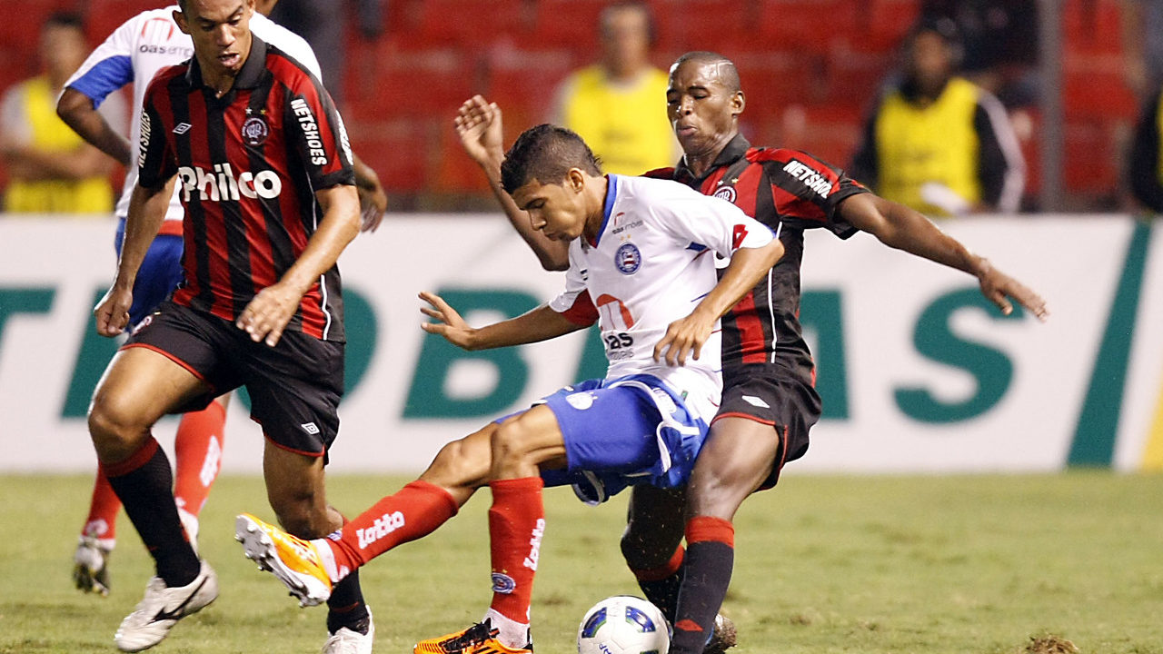 Lance de Athletico x Bahia, pela Copa do Brasil 2011