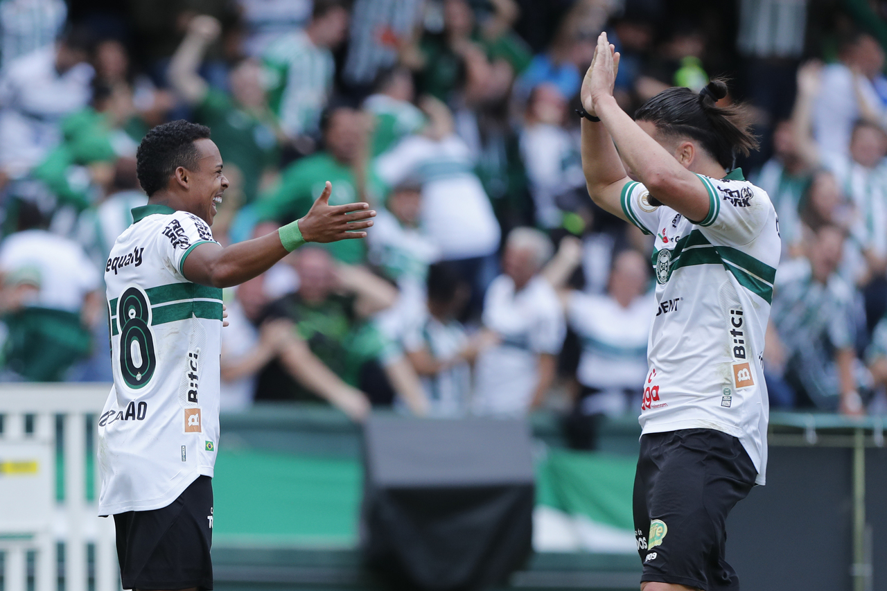 Igor Paixão e Léo Gamalho comemoram gol do Coritiba