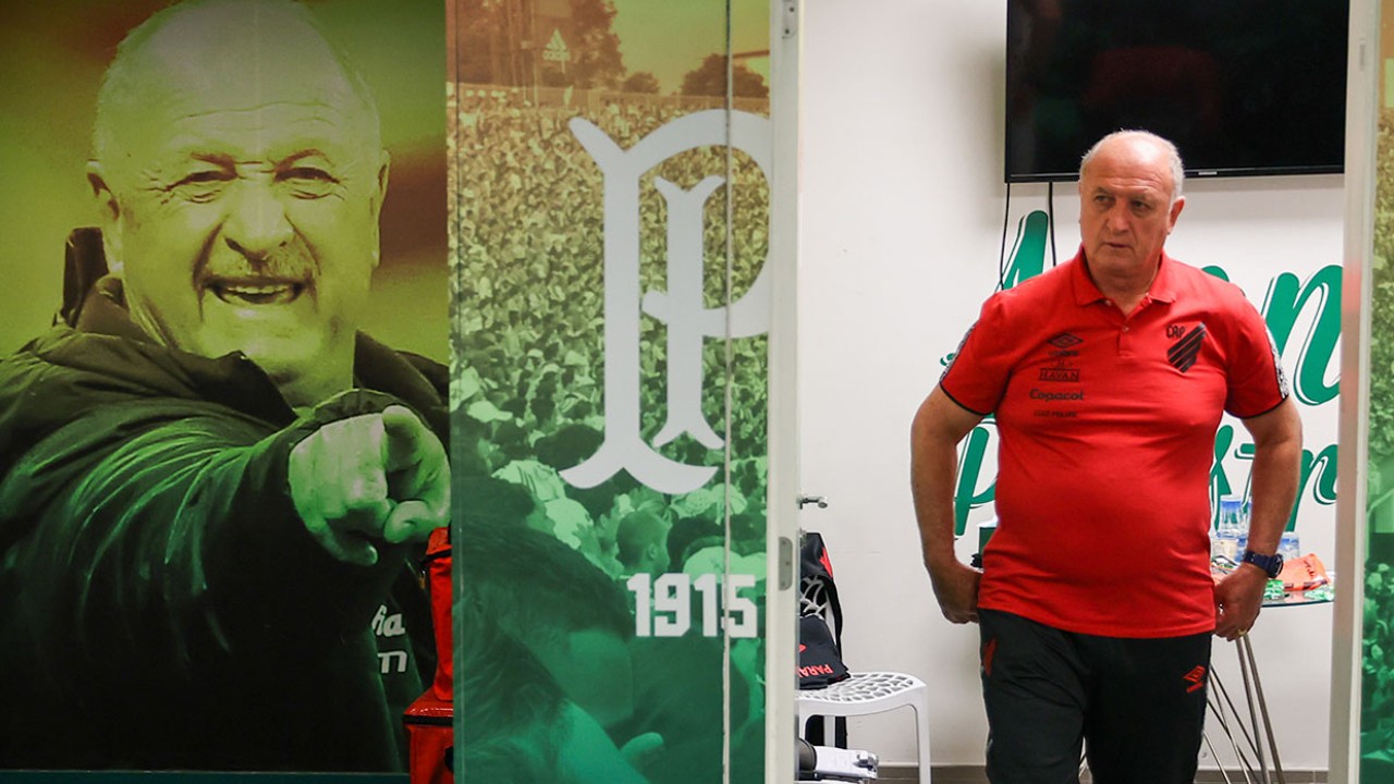 Felipão, técnico do Athletico, no vestiário do Palmeiras