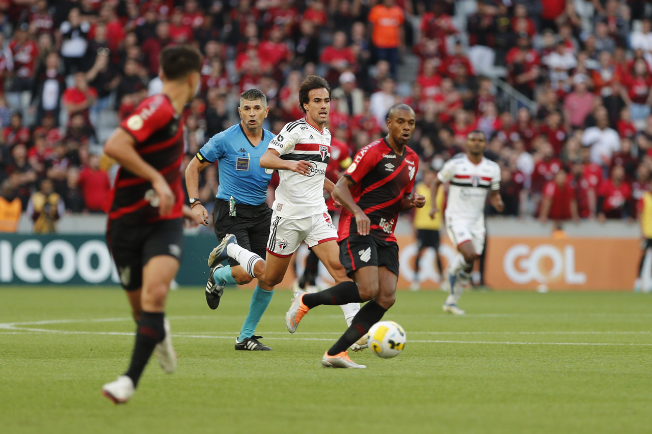 Lance de Athletico x São Paulo, jogo que gerou reclamação de racismo