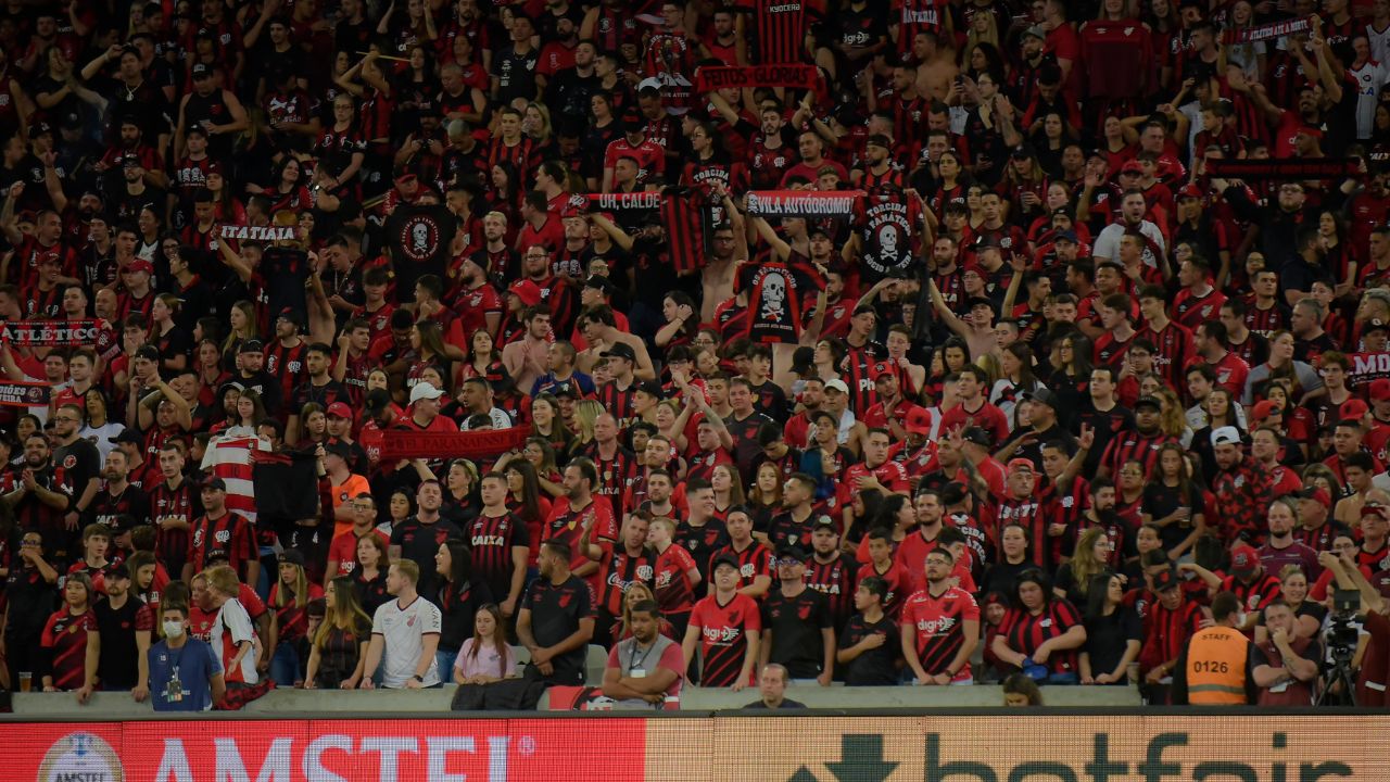 Torcida do Flamengo esgota ingressos para duelo com Athletico, pela Copa do  Brasil