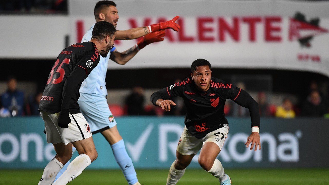 Vitor Roque brilha em classifiação do Athletico