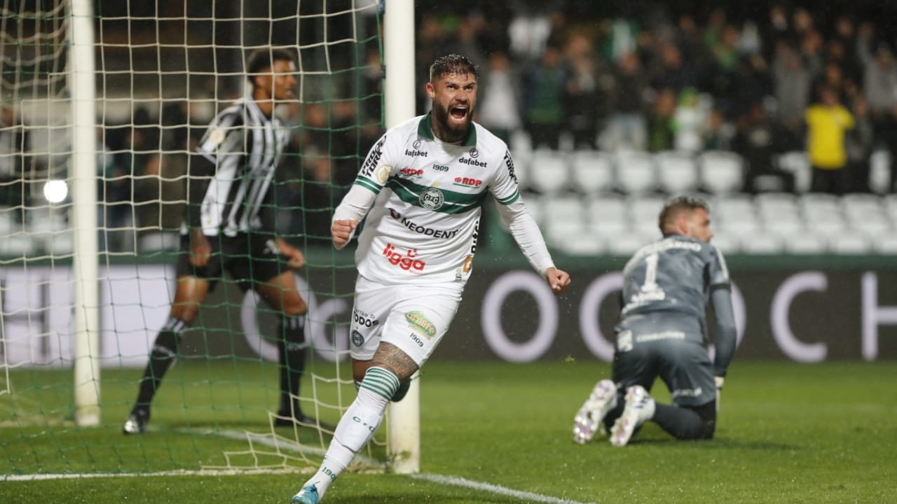 Fabrício Daniel comemora gol do Coritiba