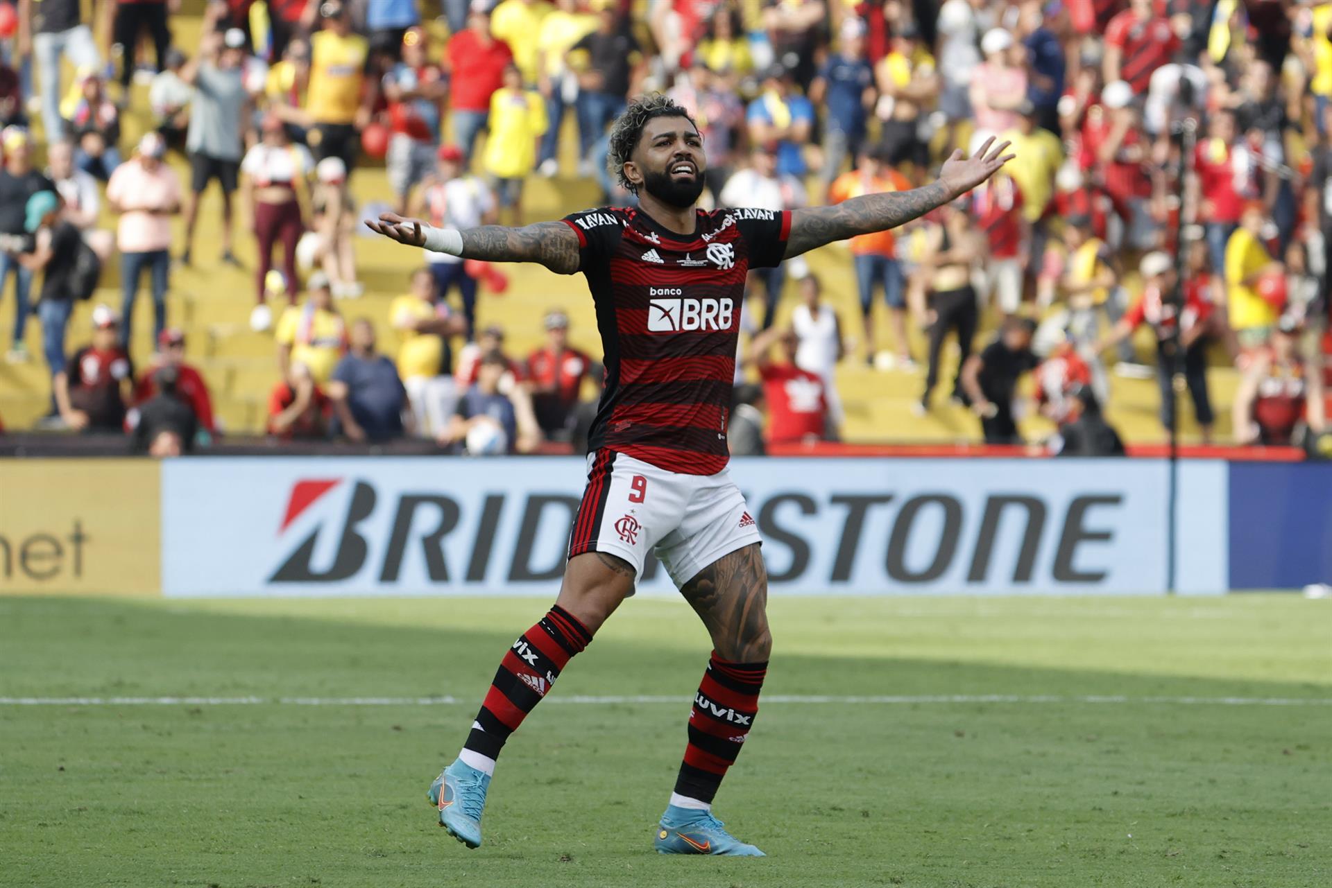 Gabigol comemora gol do Flamengo sobre o Athletico