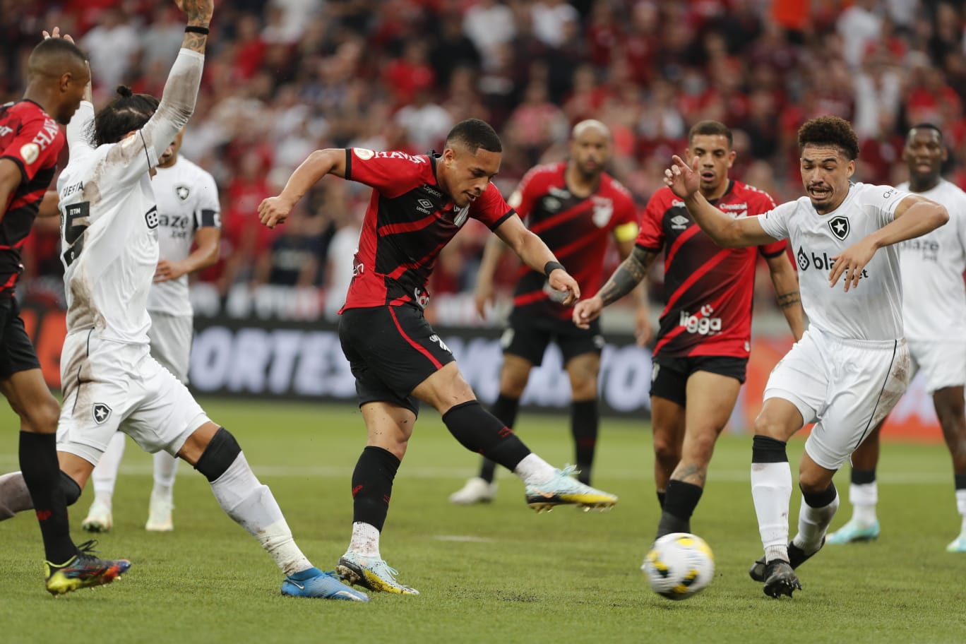 Vitor Roque em Athletico x Botafogo