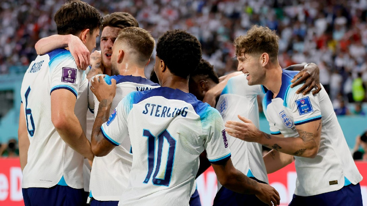 Jogadores da Inglaterra comemoram gol contra o Irã