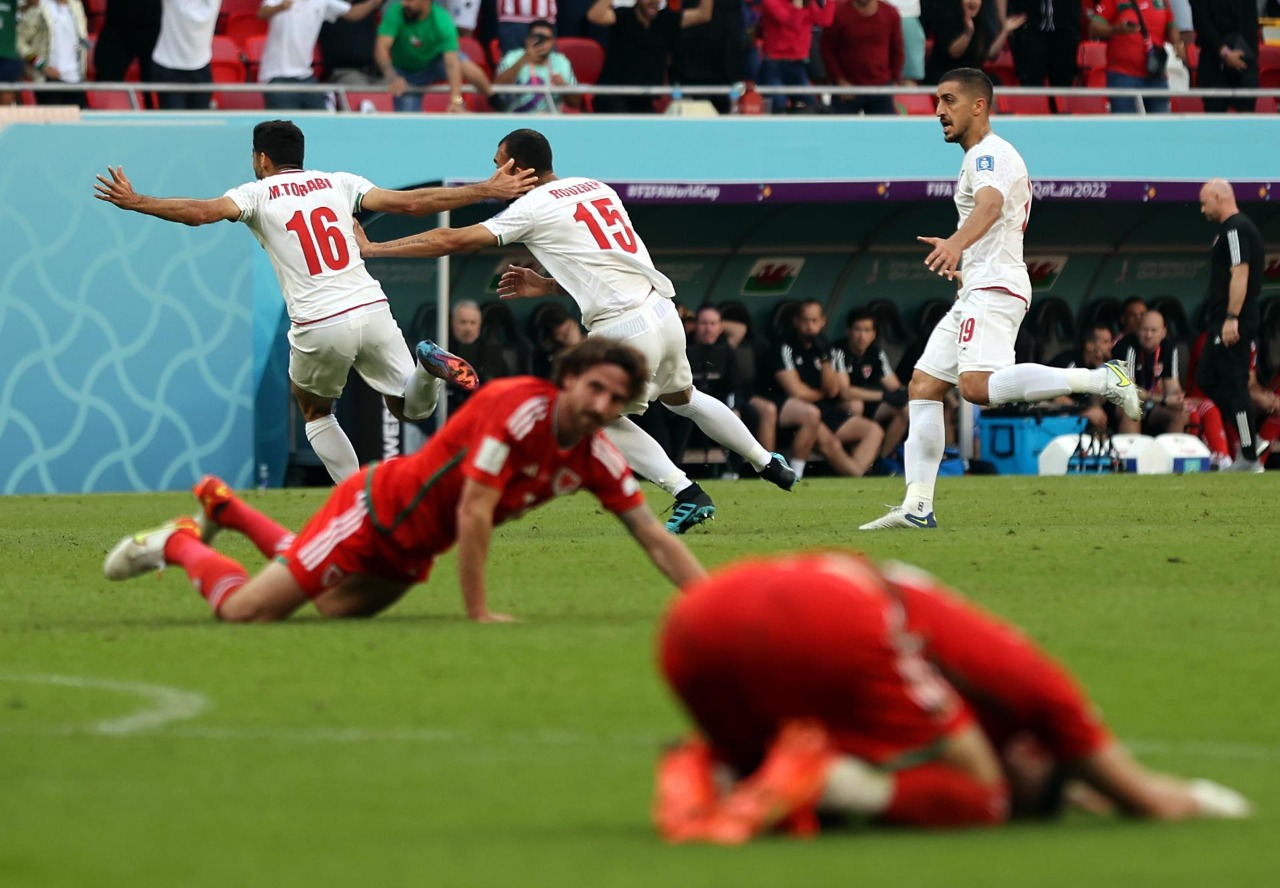 Jogadores do Irã comemoram gol contra Gales
