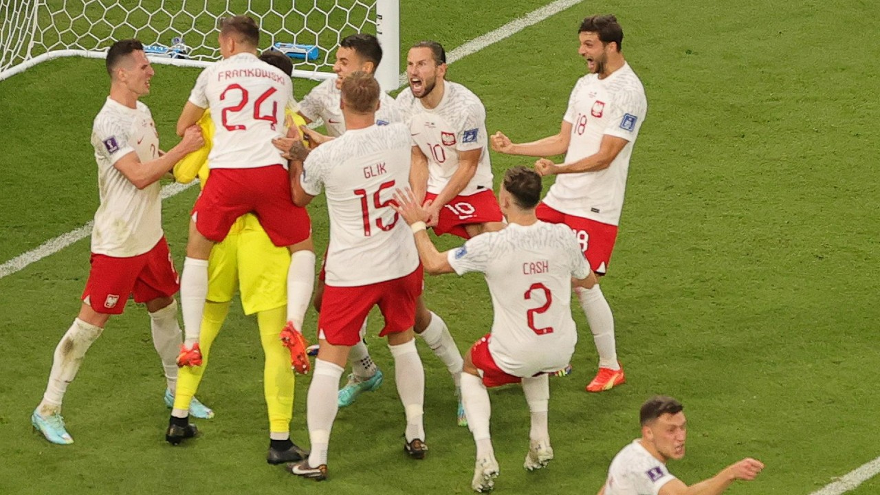 Jogadores da Polônia comemoram pênalti defendido contra a Arábia Saudita