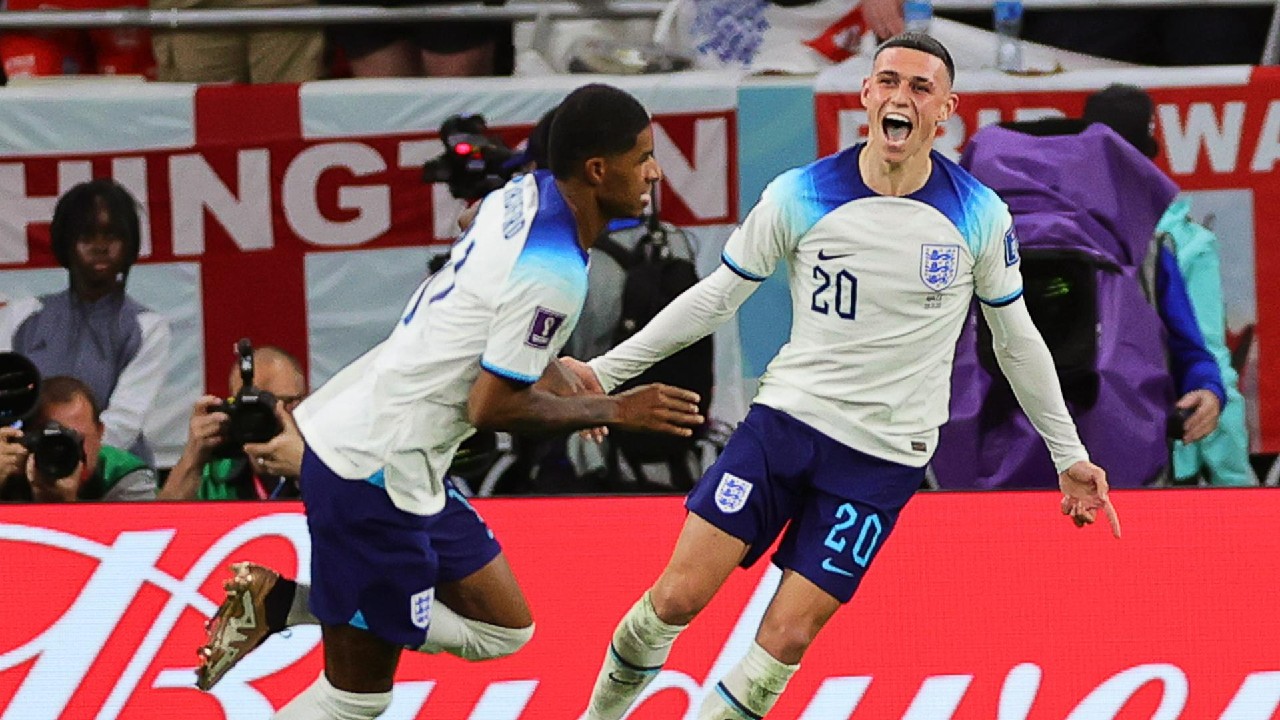 Rashford e Foden comemoram gol em País de Gales x Inglaterra