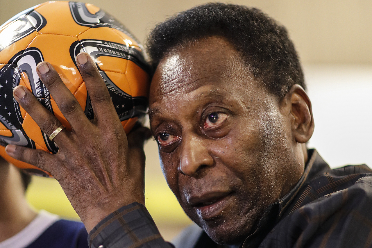 Pelé receives tributes from the world of football one year after death