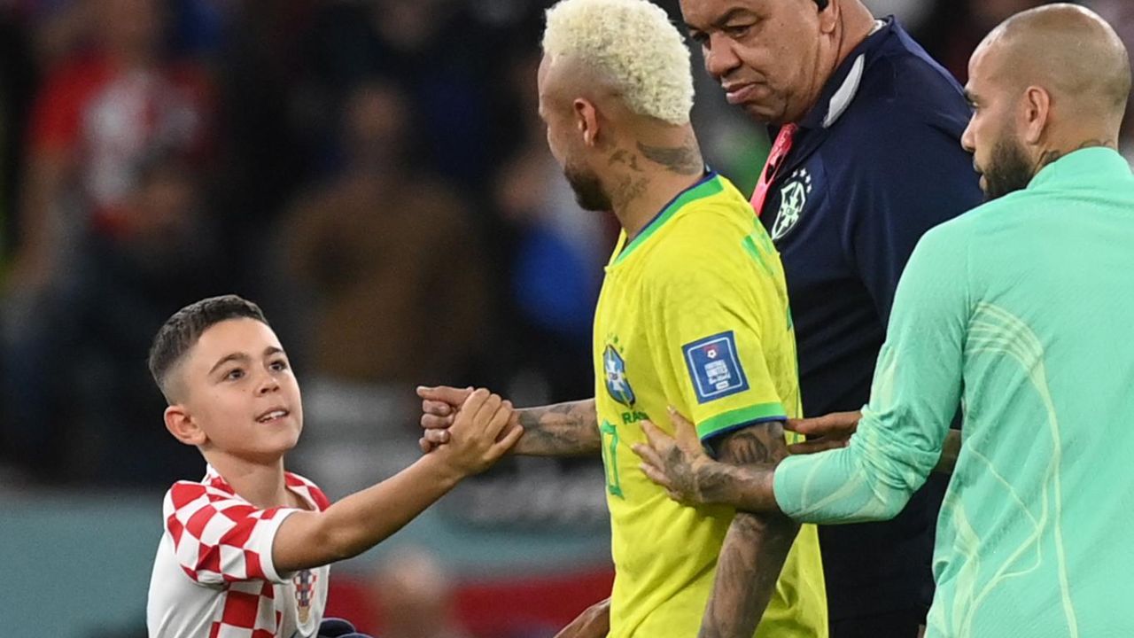 Neymar cumprimenta filho de Perisic após eliminação do Brasil contra a Croácia na Copa do Mundo.
