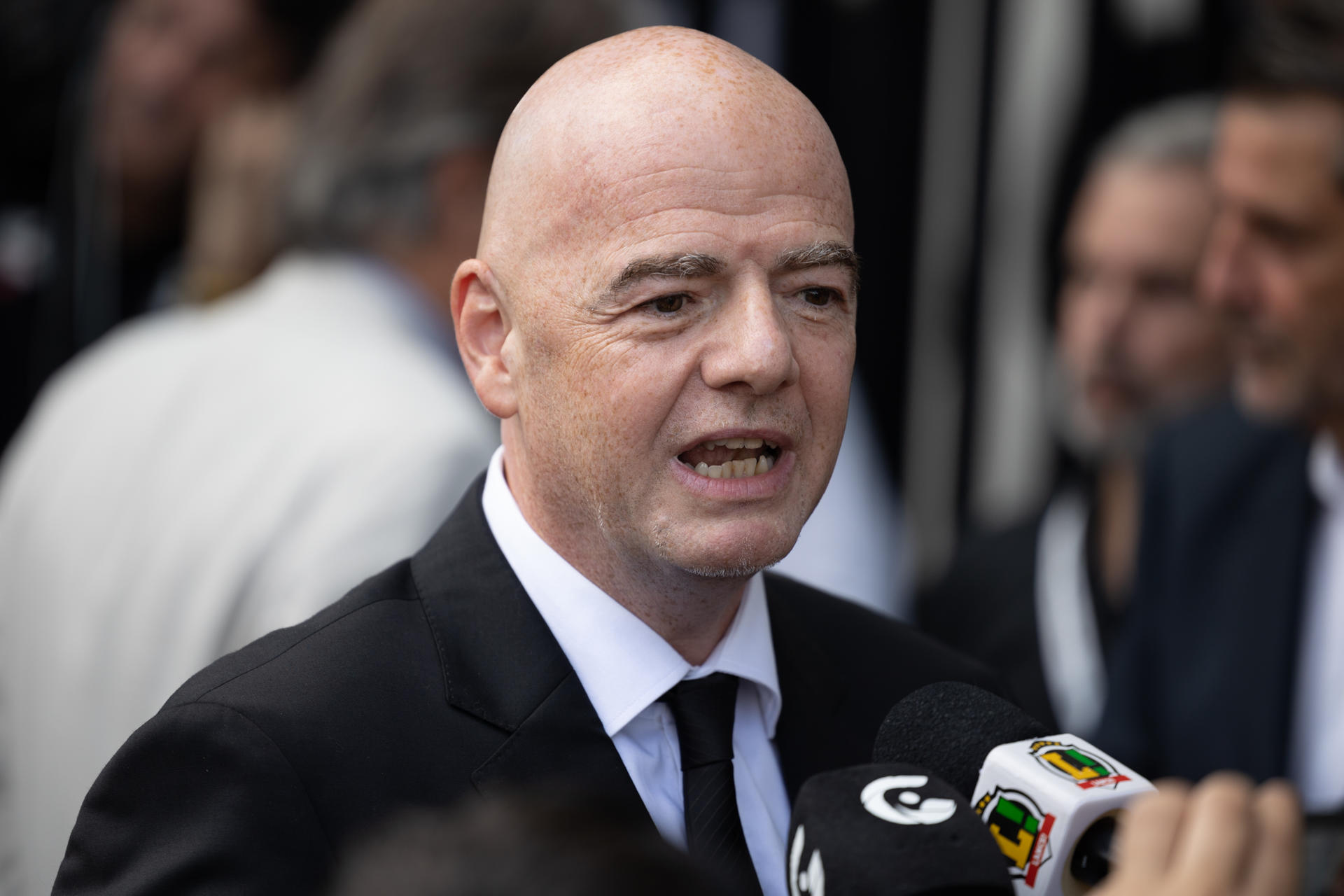  Infantino lamenta racismo em jogo do Milan e defende derrota 'automática' para time da casa 