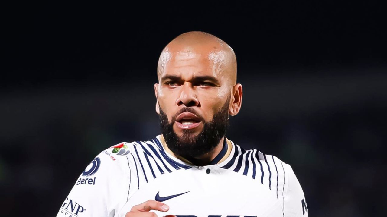 Daniel Alves joga futebol na prisão pela primeira vez, diz jornal espanhol