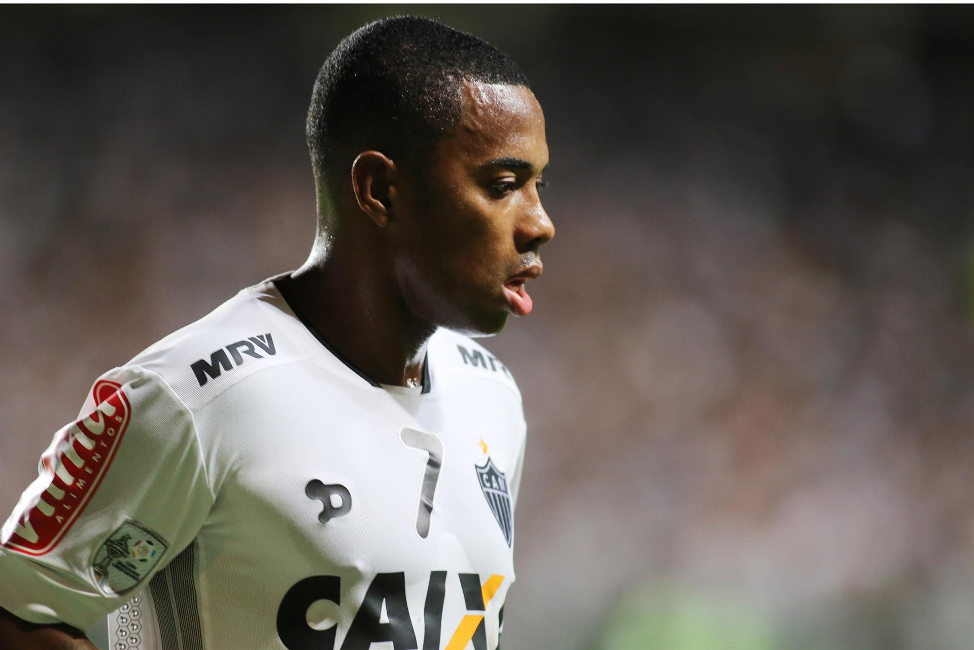 Robinho returns to Santos and divides opinions